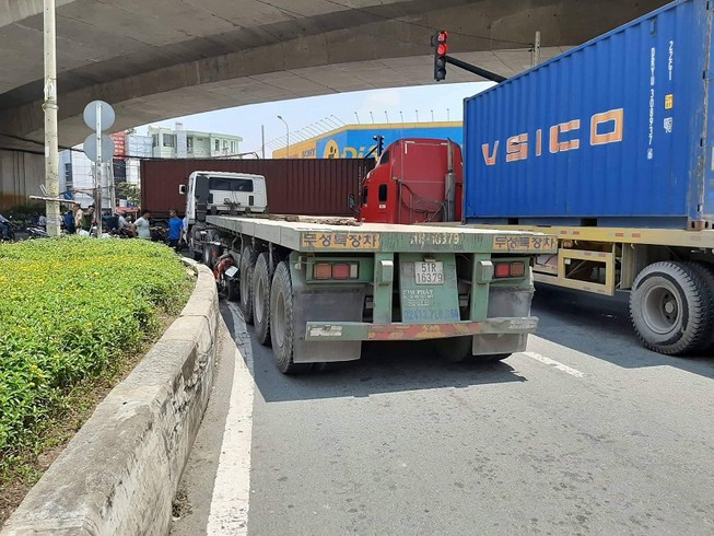 Container ôm cua ép hai cô gái đi xe máy văng vào lề ở quận 7