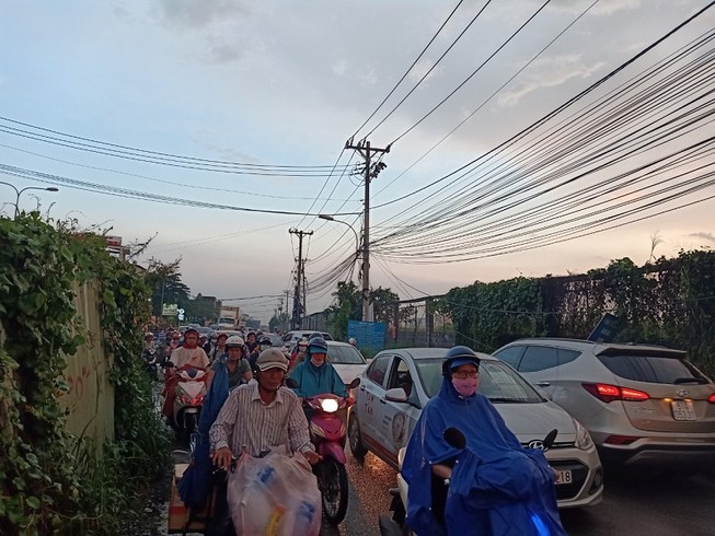 Dân TP.HCM ngán ngẩm khi lưu thông trên đường Đỗ Xuân Hợp