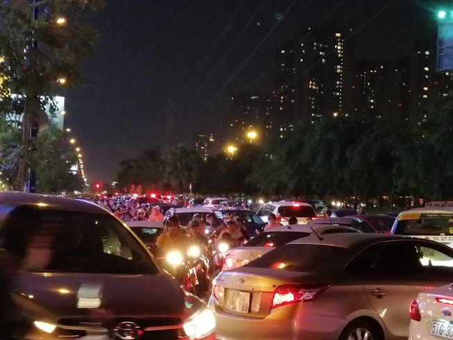Xe đậu dưới biển cấm, giao thông đường Song Hành rối rắm