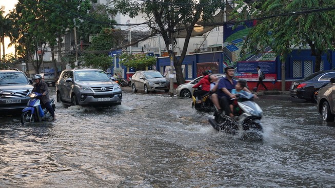 Người dân lại vất vả vì triều cường