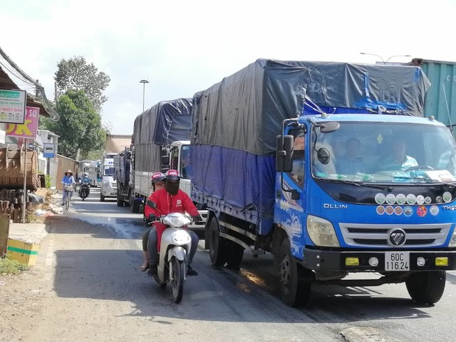 Xe cộ nhích từng chút một trên quốc lộ 1A