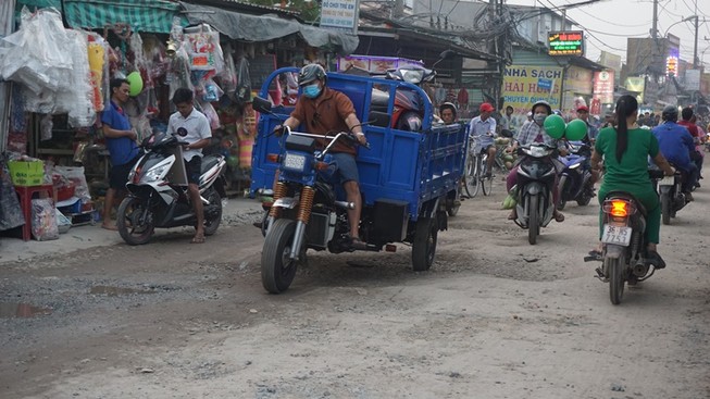 Sửa gấp 'con đường đau khổ' cho dân Bình Chánh