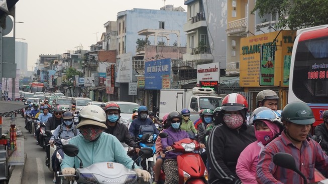 Cận tết, Bến xe Miền Đông căng thẳng ùn tắc