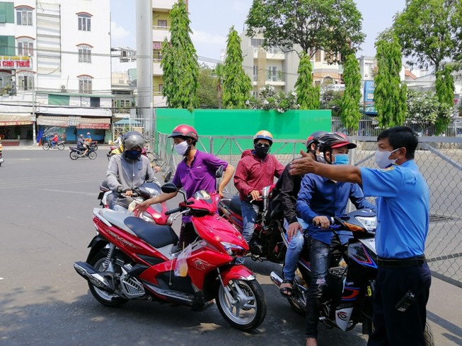 Cách ly toàn xã hội: Nhiều người vẫn kéo nhau ra bến xe