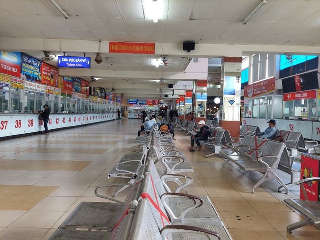 Cận cảnh bến xe vắng vẻ hiếm thấy ngày mùng 6 tết
