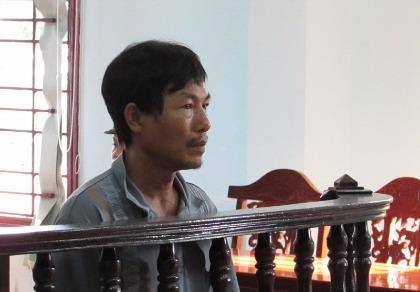Công an 'dỏm' táo tợn cướp tài sản người đi đường bị lãnh án