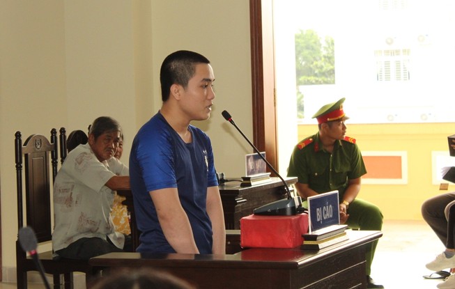 Con ra tòa, mẹ khóc xin lỗi gia đình nạn nhân