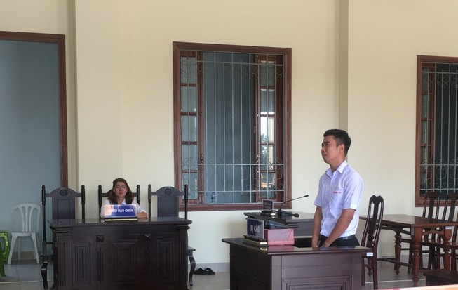 Cuối năm, bị cáo ra tòa khóc tu tu...