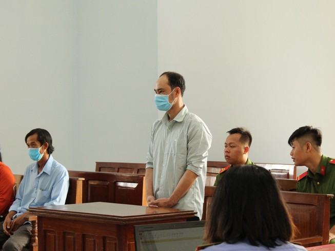 Dụ con gái của bạn ra sau vườn hiếp dâm