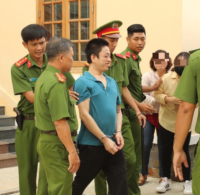 Tiếng khóc đau lòng của con gái khi cha nhận án tử hình