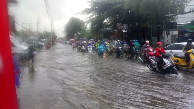 Mưa lớn gây ngập nhiều đường ở Cần Thơ