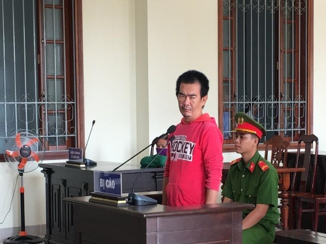 Khuyên không được, chồng cầm dao ‘xử’ người tình của vợ
