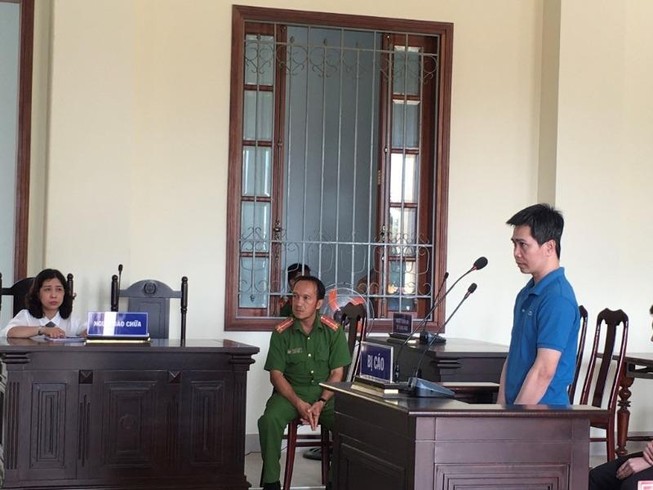 Thẩm phán nói với bị cáo ‘bắc thang lên hỏi ông trời…’