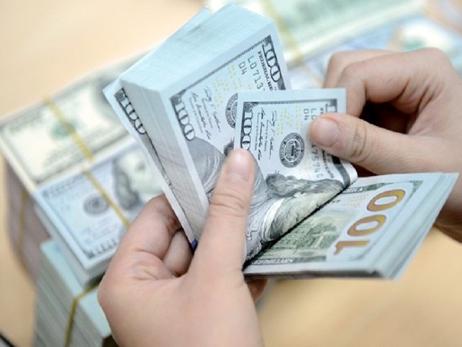 Giá USD tăng chóng mặt