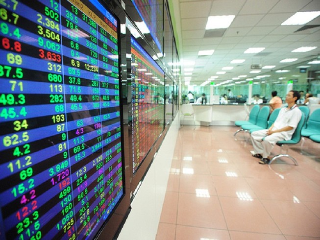 Đầu năm tiền 'rầm rập' đổ vào chứng khoán