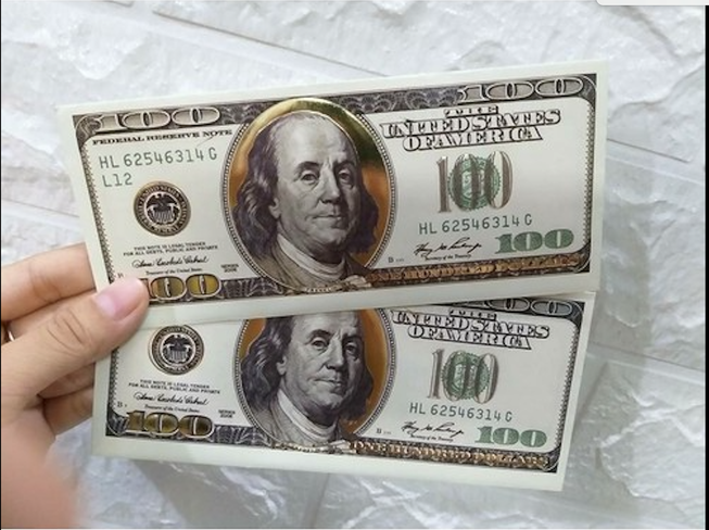 Bao lì xì in hình tờ tiền 100 USD . Ảnh minh họa