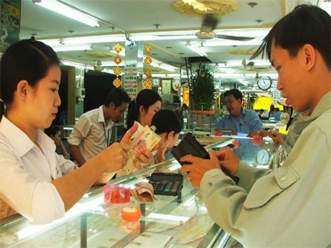 Giá vàng không ngủ yên trong ngày lễ