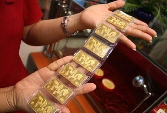 Giá vàng đầu tuần lao dốc không phanh