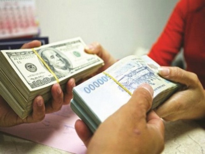 Tỉ giá USD trên thị trường tự do và ngân hàng giảm mạnh