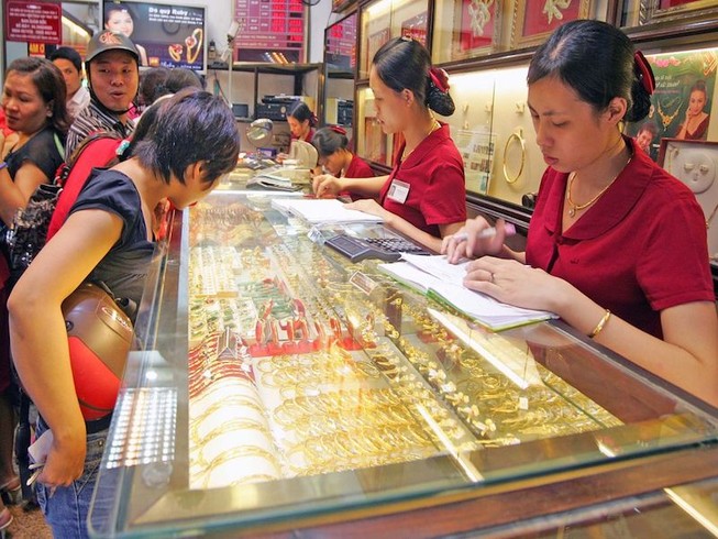 Giá vàng cuối tuần tăng ‘chóng mặt'