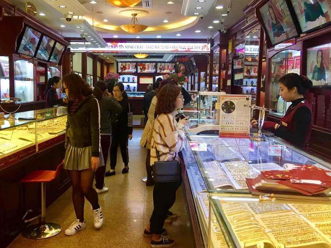 Giá vàng trên thị trường loạn xạ