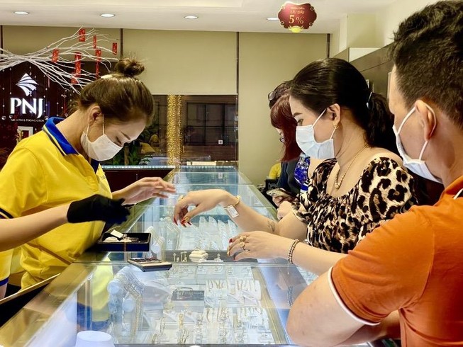 Giá vàng SJC bốc hơi mạnh, 'cá mập' đã bán ra hơn 32 tấn
