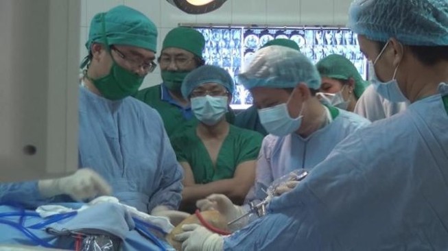 Nội soi thành công bệnh nhân lạc tinh hoàn trong ổ bụng