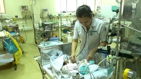 Bé sơ sinh văng khỏi bụng mẹ bất ngờ thở máy trở lại