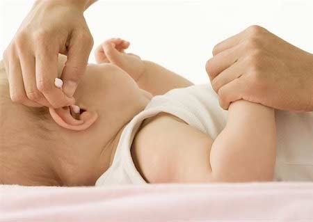 Bé trai thủng màng nhĩ, nhiễm trùng uốn ván do lấy ráy tai