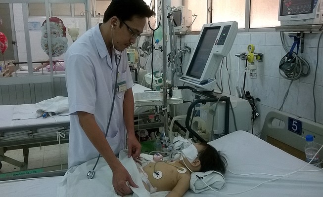 Bé 2 tuổi nguy kịch vì sặc thạch rau câu