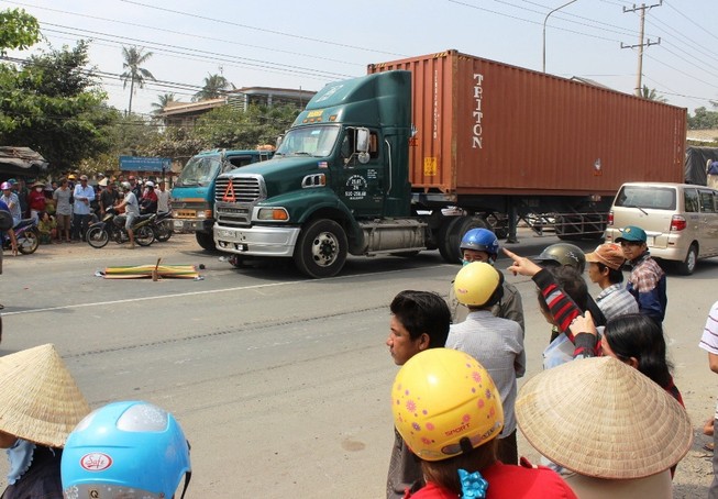 Thương tâm: Bé trai 3 tuổi chết thảm vì bị xe container cán