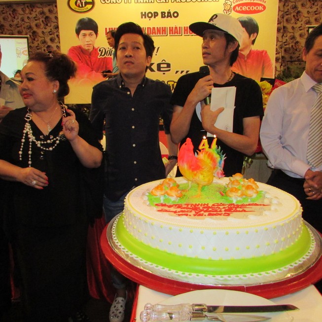 Cát Phượng: 'Hổng lẽ làm vợ Hoài Linh, thôi thì làm liveshow'!