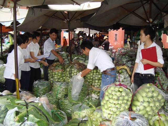 Phạt ba vựa rau ‘dính’ thuốc trừ sâu vượt mức cho phép