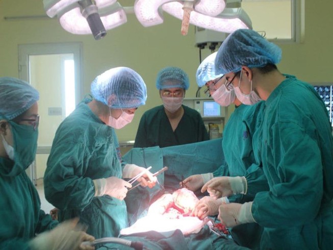 Đau bụng suốt nửa năm, không ngờ 'đeo' khối u 10 kg