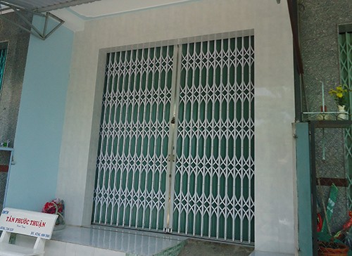 Bị phát hiện, trộm đâm vợ chồng chủ nhà tẩu thoát
