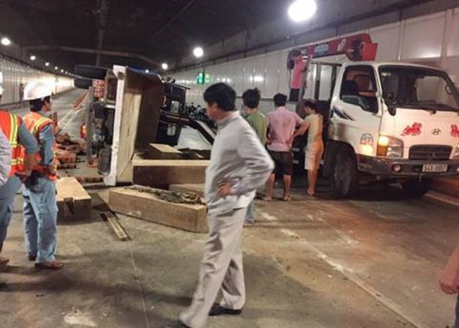 Xe tải lật ngang trong hầm Thủ Thiêm