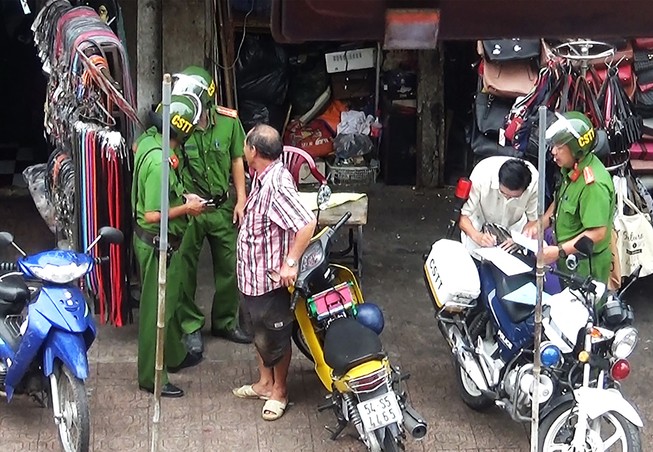 Tạm đình chỉ 7 CSTT có dấu hiệu ‘làm luật’ cạnh chợ Bà Chiểu