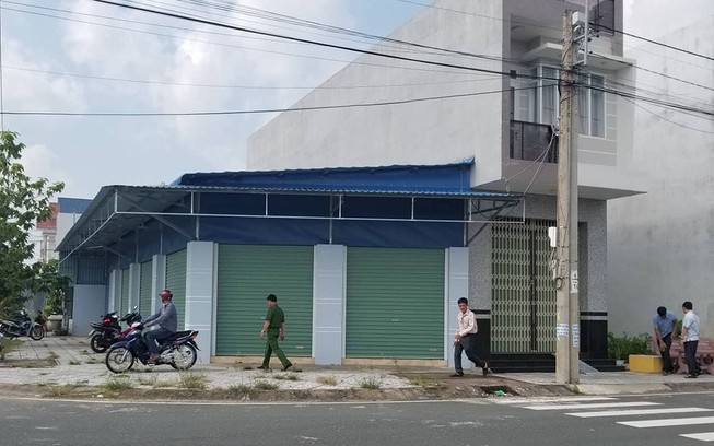 Nhân viên đuổi công an ra ngoài, khóa trái cửa kho