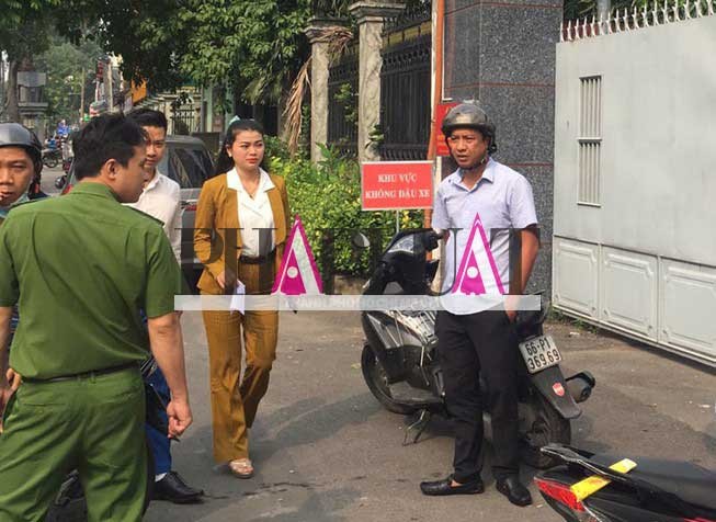 Huỳnh Thị Ngọc Như, Phó Tổng giám đốc phụ trách đối ngoại Alibaba đang vào trụ sở công an. Ảnh: Yên Sang