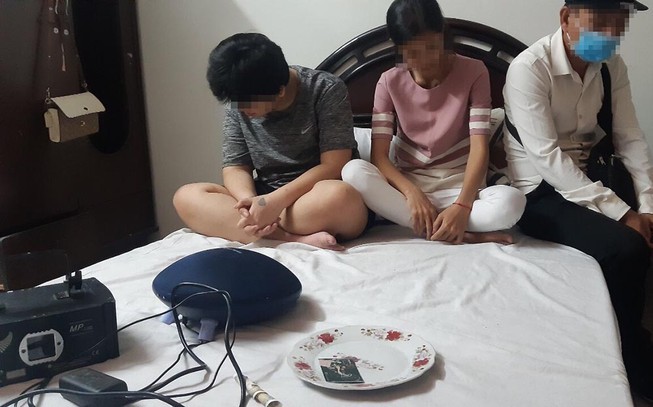 Nhóm người chơi ma túy trong khách sạn ở Đồng Nai bị bắt quả tang. Ảnh: BĐ