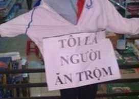 Nữ sinh bị ép đeo biển "tôi là người ăn trộm" trở nên hoảng loạn