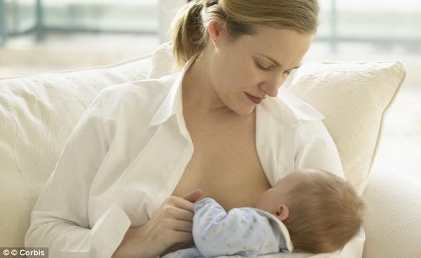 12 bác sĩ nhi khoa bị bắt vì khuyến khích nuôi con bằng sữa bột