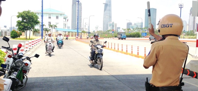 Từ 2015, xe gắn máy ở TP.HCM phải đóng phí đường bộ