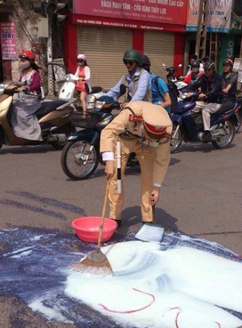 Cảnh sát giao thông dọn xà phòng đổ trên đường