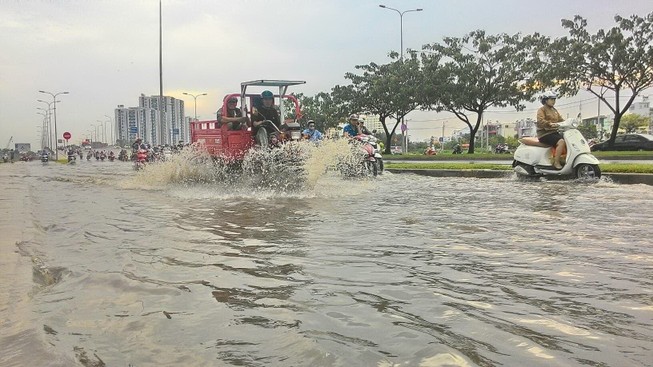 Đại lộ Võ Văn Kiệt mênh mông nước sau cơn mưa ngắn