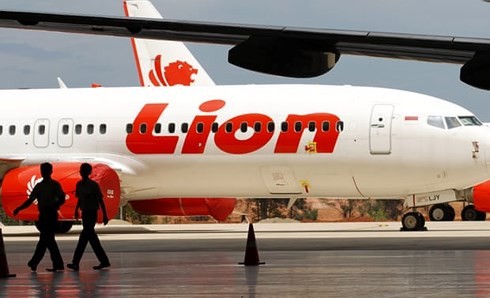 Máy bay Indonesia bổ nhào xuống biển ở góc dựng đứng