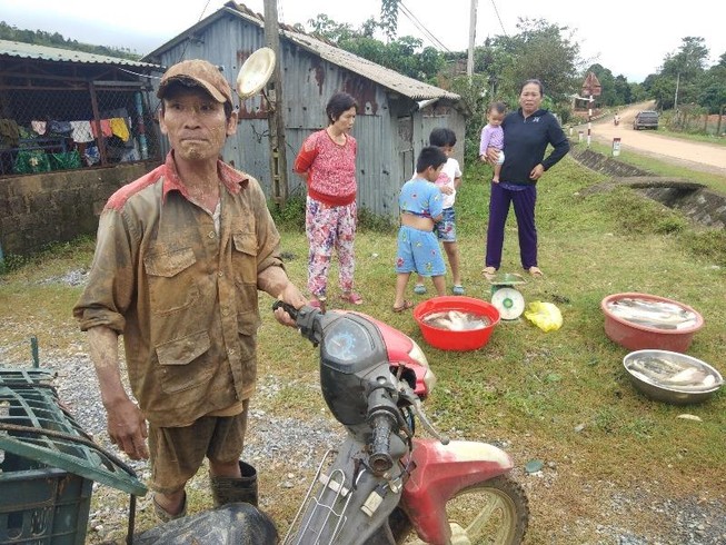 Người đàn ông hớt hải chạy ra từ vùng núi lở ở Quảng Trị