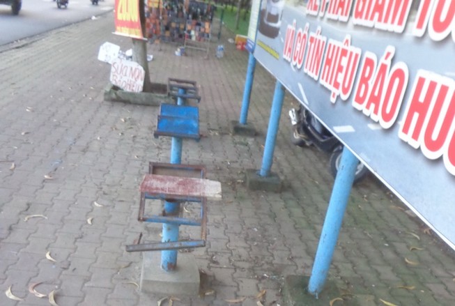 "Chông" trên vỉa hè