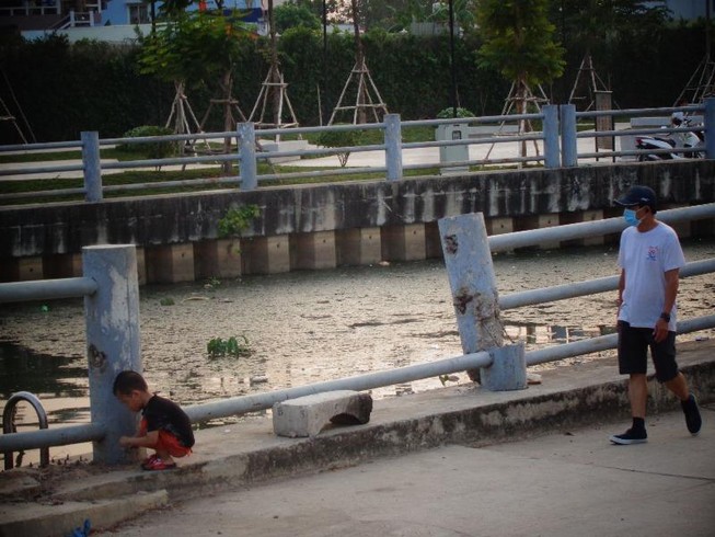 Trẻ em vô tư chơi đùa bên bờ kênh không rào chắn