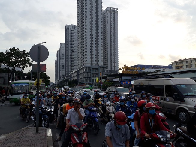 TP.HCM: Cao ốc, dự án 'bóp nghẹt' giao thông